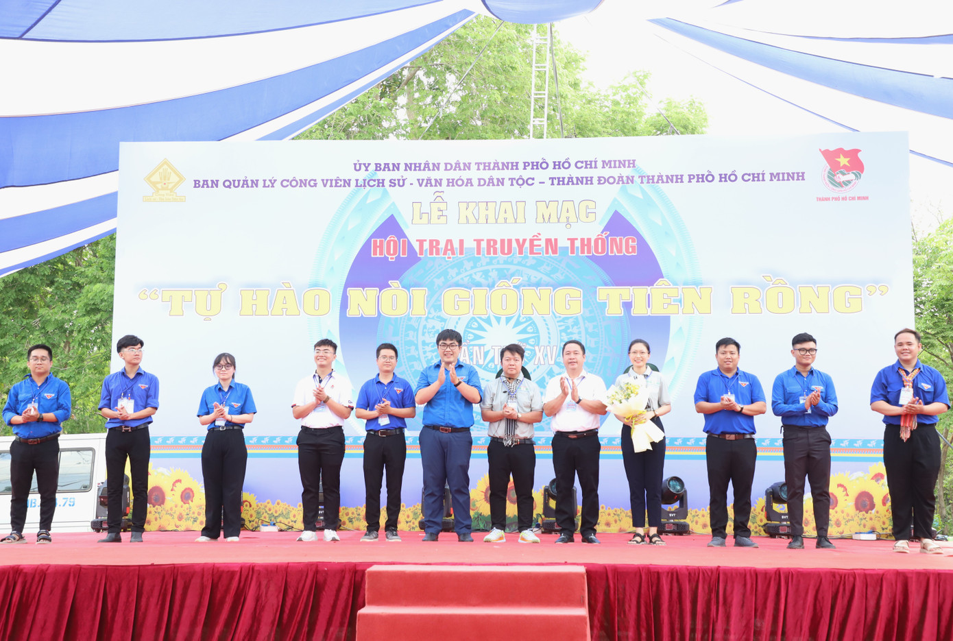 Phó Chủ tịch Hội LHTN Việt Nam TPHCM trao hoa cám ơn các thành viên Ban quản trại. Phó Chủ tịch Hội LHTN Việt Nam TPHCM trao hoa cám ơn các thành viên Ban quản trại.