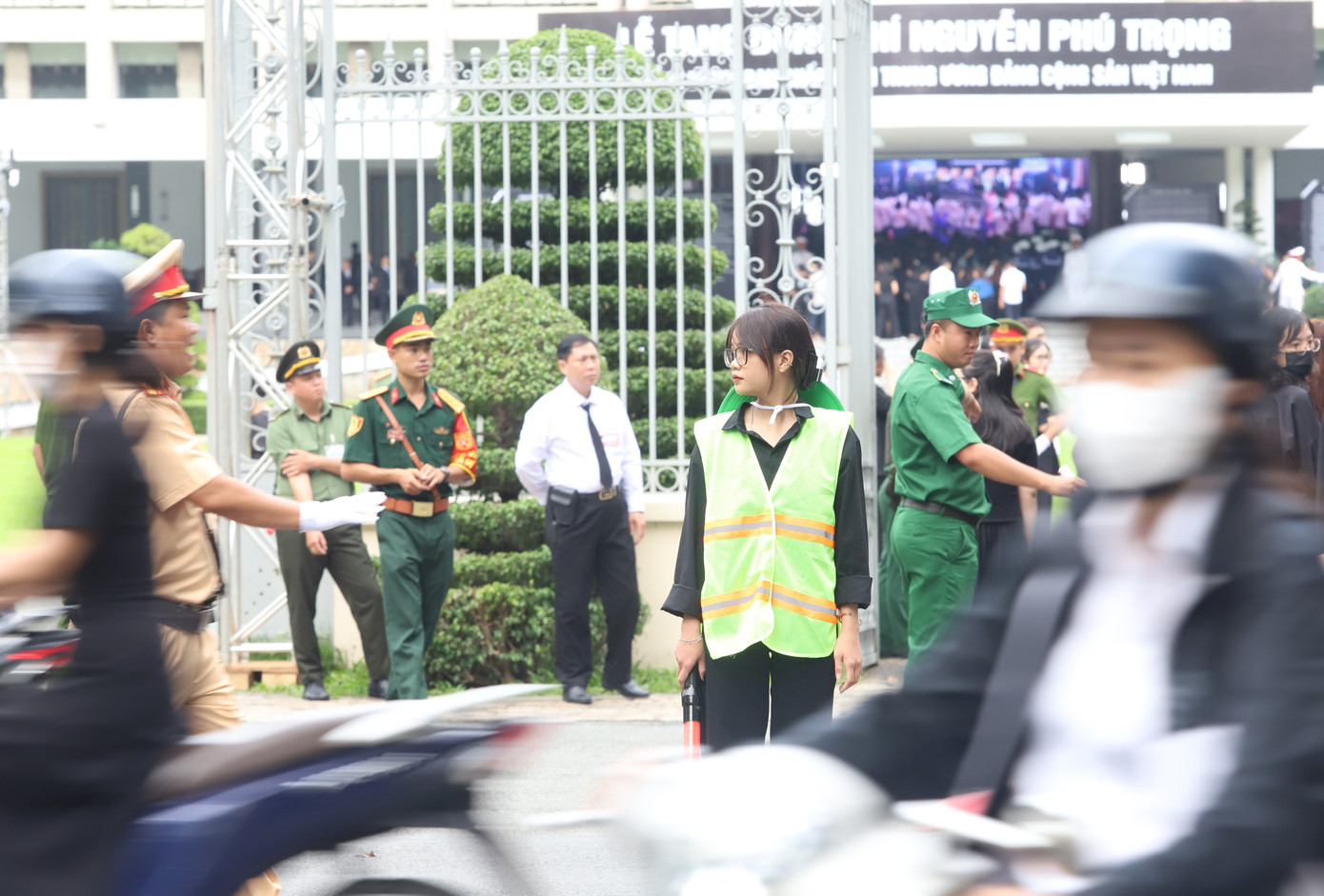 Cùng với lực lượng chức năng, các bạn đoàn viên thanh niên đã góp phần không nhỏ trong việc tạo nên không gian trật tự, nghiêm túc giữa lúc hàng nghìn người đến Hội trường Thống Nhất (quận 1, TPHCM) để vào viếng Tổng Bí thư Nguyễn Phú Trọng.