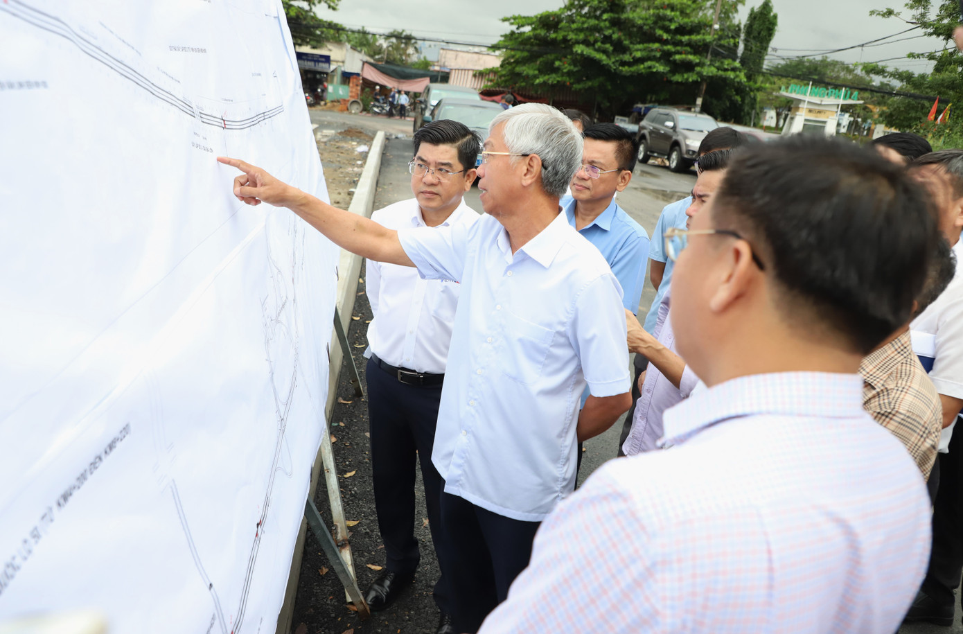 Phó Chủ tịch UBND TPHCM Võ Văn Hoan khảo sát thực tế dự án đường song hành Quốc lộ 50. Ảnh: Ngô Tùng Phó Chủ tịch UBND TPHCM Võ Văn Hoan khảo sát thực tế dự án đường song hành Quốc lộ 50. Ảnh: Ngô Tùng