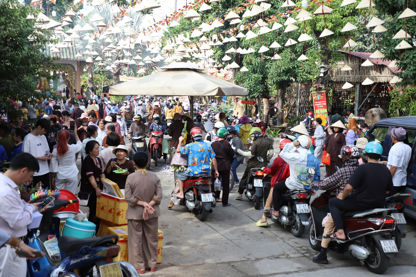 Ngày 31/3 (nhằm ngày 22 Âm lịch), chùa Phước Tường (phường Tăng Nhơn Phú A, TP Thủ Đức, TPHCM) tổ chức Lễ Tạ đàn Dược sư Thất châu nhằm cầu quốc thái dân an, người dân ấm no, hạnh phúc.