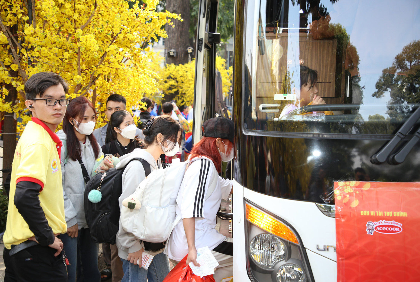 Các bạn sinh viên lên chuyến xe ấm áp nghĩa tình về quê sum họp đón tết cùng gia đình. Các bạn sinh viên lên chuyến xe ấm áp nghĩa tình về quê sum họp đón tết cùng gia đình.