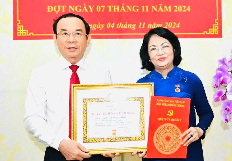 Bí thư Thành ủy TPHCM Nguyễn Văn Nên trao Huy hiệu 45 năm tuổi Đảng tặng nguyên Phó Chủ tịch nước Đặng Thị Ngọc Thịnh. (Ảnh: Thành ủy TPHCM) Bí thư Thành ủy TPHCM Nguyễn Văn Nên trao Huy hiệu 45 năm tuổi Đảng tặng nguyên Phó Chủ tịch nước Đặng Thị Ngọc Thịnh. (Ảnh: Thành ủy TPHCM)