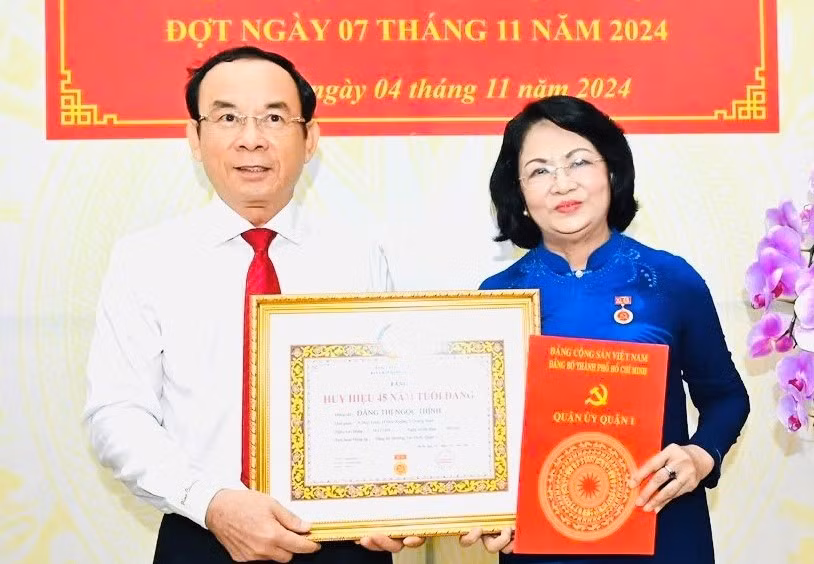 Bí thư Thành ủy TPHCM Nguyễn Văn Nên trao Huy hiệu 45 năm tuổi Đảng tặng nguyên Phó Chủ tịch nước Đặng Thị Ngọc Thịnh. (Ảnh: Thành ủy TPHCM)