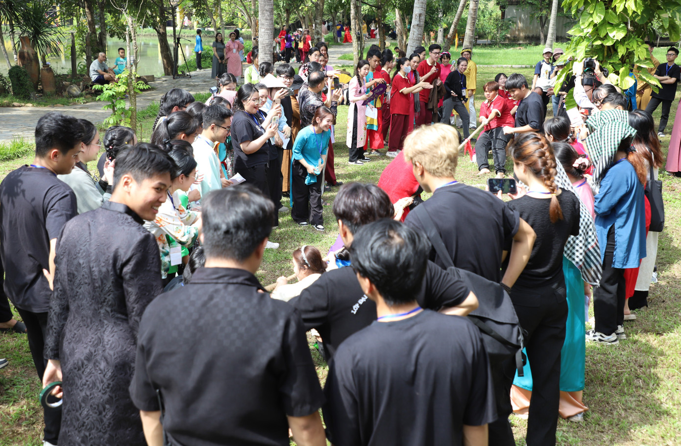 Ngày 24/11, Bảo tàng Áo dài (TP. Thủ Đức, TPHCM) phối hợp khoa Quản lý văn hóa nghệ thuật, Trường Đại học Văn hóa TPHCM tổ chức chương trình “Bảo tồn di sản trò chơi dân gian” với chuỗi hoạt động dã ngoại sinh động. Chương trình diễn ra nhân ngày Di sản văn hóa Việt Nam (23/11), 79 năm ngày Chủ tịch Hồ Chí Minh ký Sắc lệnh số 65 “Ấn định nhiệm vụ của Đông Phương Bác cổ Học viện”, trong đó có nội dung về bảo tồn cổ vật, di tích trên toàn lãnh thổ Việt Nam.