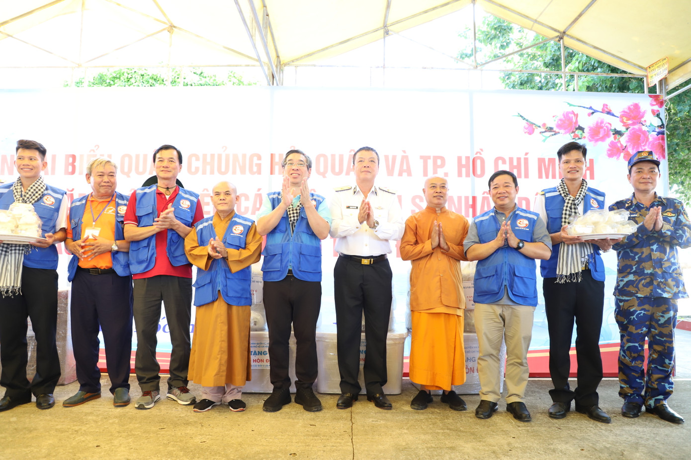 Cùng ngày, đoàn công tác cũng đến thăm, động viên cán bộ, chiến sĩ, nhân dân đảo Hòn Đốc (xã Tiên Hải, TP. Hà Tiên, tỉnh Kiên Giang).