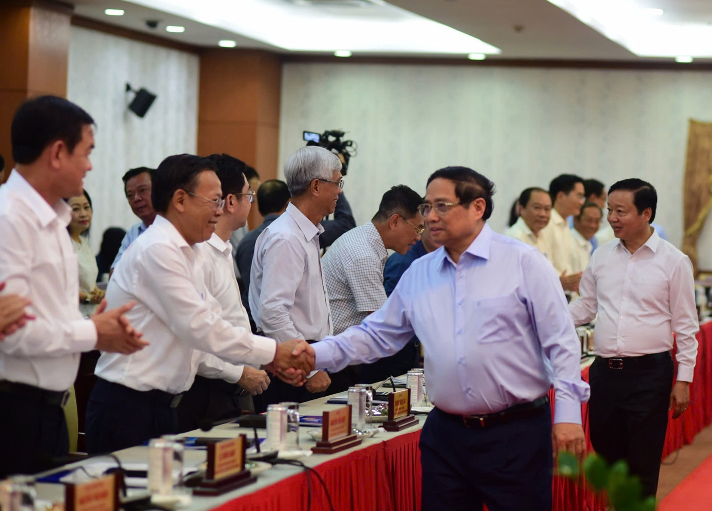 Thủ tướng Phạm Minh Chính gặp gỡ lãnh đạo các ban, ngành TPHCM trước khi bắt đầu buổi làm việc. Ảnh: Quang Huy.