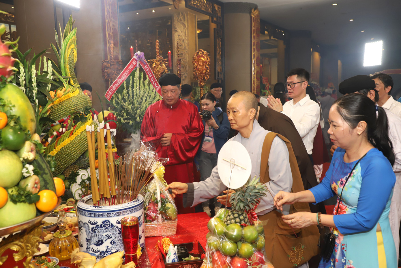 "Dù ai đi ngược về xuôi/ Nhớ ngày giỗ Tổ mùng mười tháng ba". Câu ca gợi nhắc mọi con dân nước Việt cùng hướng về cội nguồn, tổ tiên trong dịp này. Ảnh: Ngô Tùng. "Dù ai đi ngược về xuôi/ Nhớ ngày giỗ Tổ mùng mười tháng ba". Câu ca gợi nhắc mọi con dân nước Việt cùng hướng về cội nguồn, tổ tiên trong dịp này. Ảnh: Ngô Tùng.