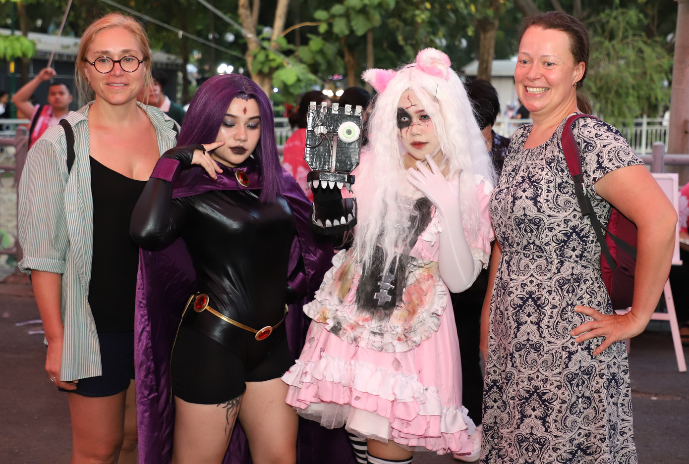 Để cosplay thành các nhân vật mình yêu thích, ngoài đầu tư cho trang phục, các bạn trẻ không ngại khó, trang điểm, tô vẽ cầu kỳ.