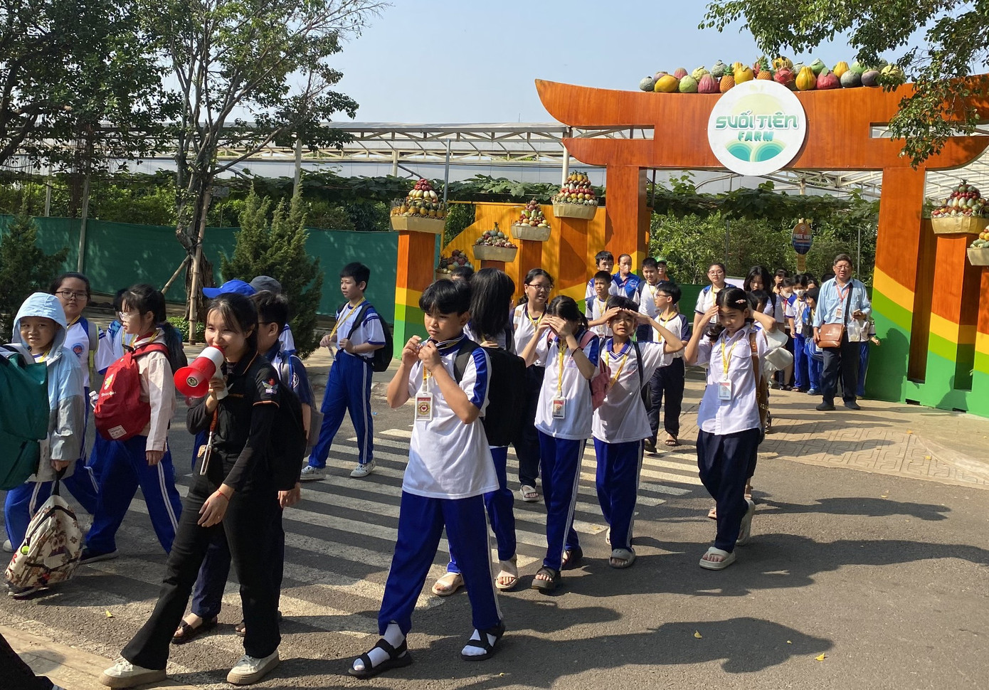 Các bạn nhỏ tham quan, trải nghiệm không gian nông trại tại Khu Du lịch Suối Tiên sáng 27/1. Ảnh: BTC. Các bạn nhỏ tham quan, trải nghiệm không gian nông trại tại Khu Du lịch Suối Tiên sáng 27/1. Ảnh: BTC.