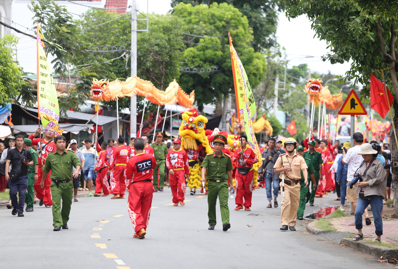 Lực lượng công an ở cơ sở tham gia đảm bảo an ninh trật tự trong Lễ hội Nghinh Ông Cần Giờ. Ảnh: Ngô Tùng Lực lượng công an ở cơ sở tham gia đảm bảo an ninh trật tự trong Lễ hội Nghinh Ông Cần Giờ. Ảnh: Ngô Tùng