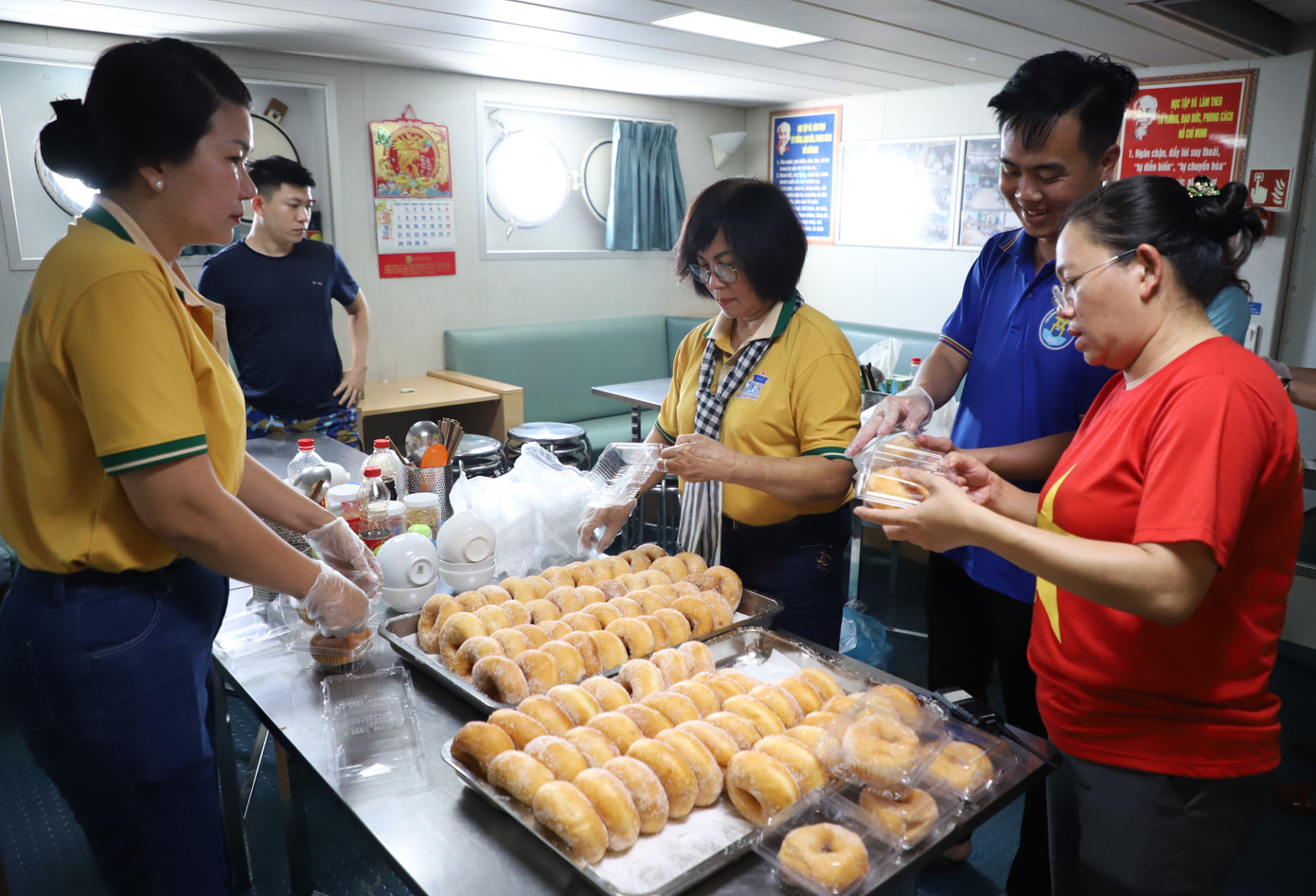 Cũng trong hành trình, các đại biểu đã chung tay chế biến, làm các loại bánh (bánh giò, bánh donut, bánh phu thê...) để gửi tặng cán bộ, chiến sĩ tại các điểm đảo đoàn đến thăm. Cũng trong hành trình, các đại biểu đã chung tay chế biến, làm các loại bánh (bánh giò, bánh donut, bánh phu thê...) để gửi tặng cán bộ, chiến sĩ tại các điểm đảo đoàn đến thăm.
