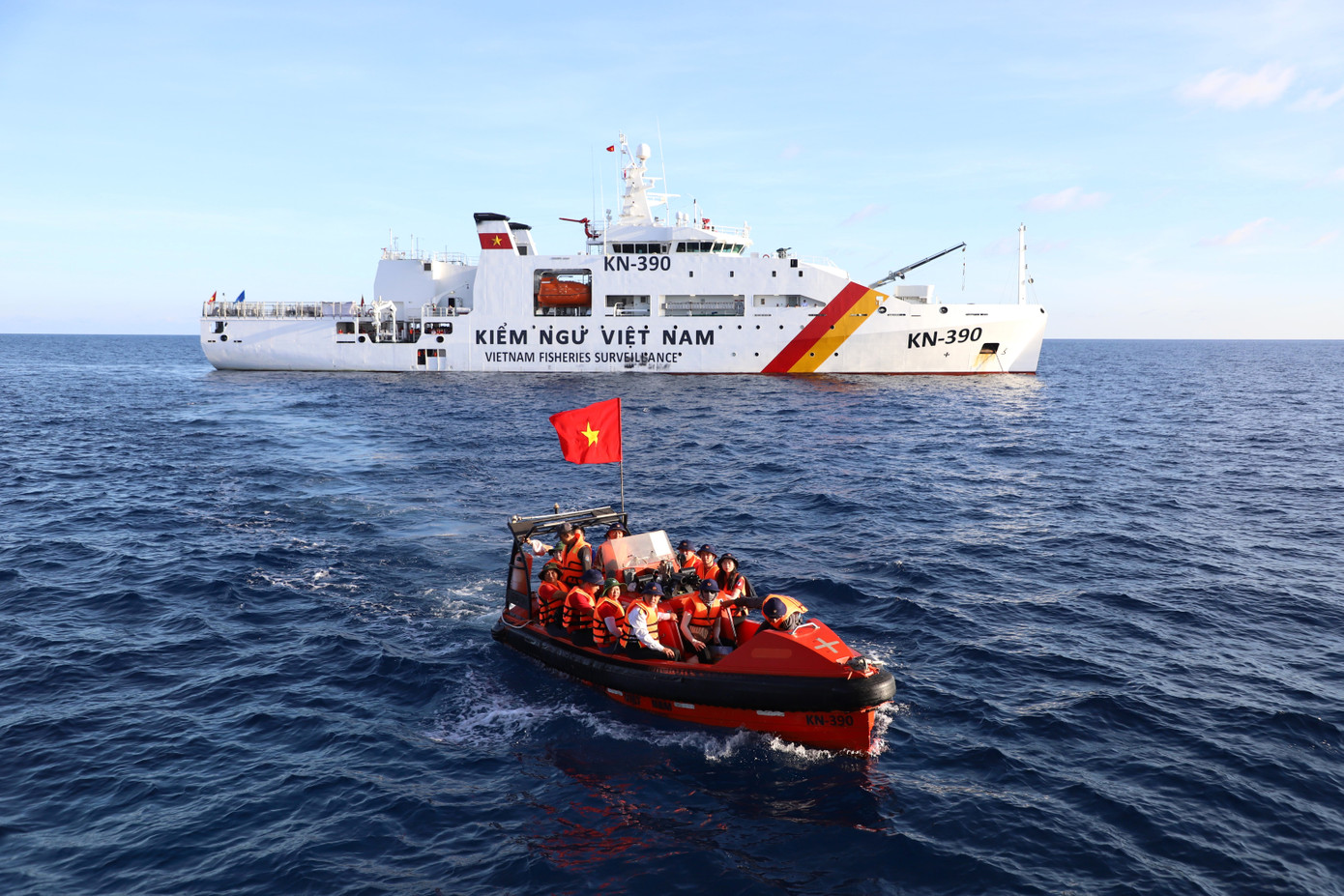 Chuyến hải trình đã bồi đắp cho mỗi đại biểu những tình cảm, niềm tin sâu sắc về chủ quyền thiêng liêng của Tổ quốc, đồng thời nhận thức rõ ràng tinh thần trách nhiệm của bản thân trong công cuộc xây dựng, bảo vệ đất nước thân yêu. Ảnh: Ngô Tùng Chuyến hải trình đã bồi đắp cho mỗi đại biểu những tình cảm, niềm tin sâu sắc về chủ quyền thiêng liêng của Tổ quốc, đồng thời nhận thức rõ ràng tinh thần trách nhiệm của bản thân trong công cuộc xây dựng, bảo vệ đất nước thân yêu. Ảnh: Ngô Tùng