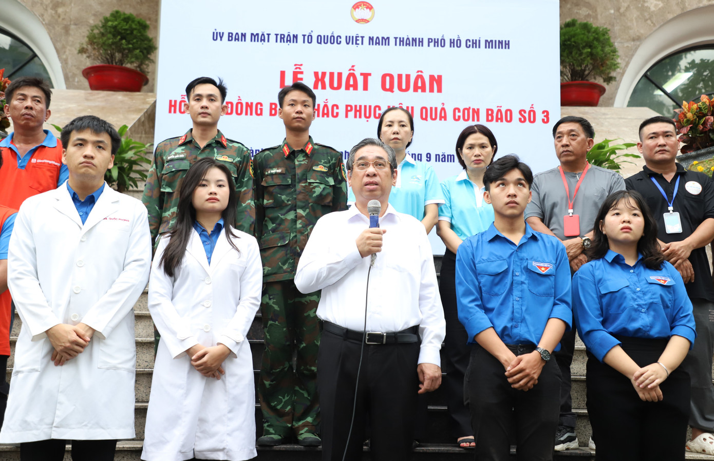 Bí thư Đảng đoàn, Chủ tịch Ủy ban MTTQ Việt Nam TPHCM Nguyễn Phước Lộc gửi gắm, dặn dò đoàn cứu trợ trước lúc lên đường.