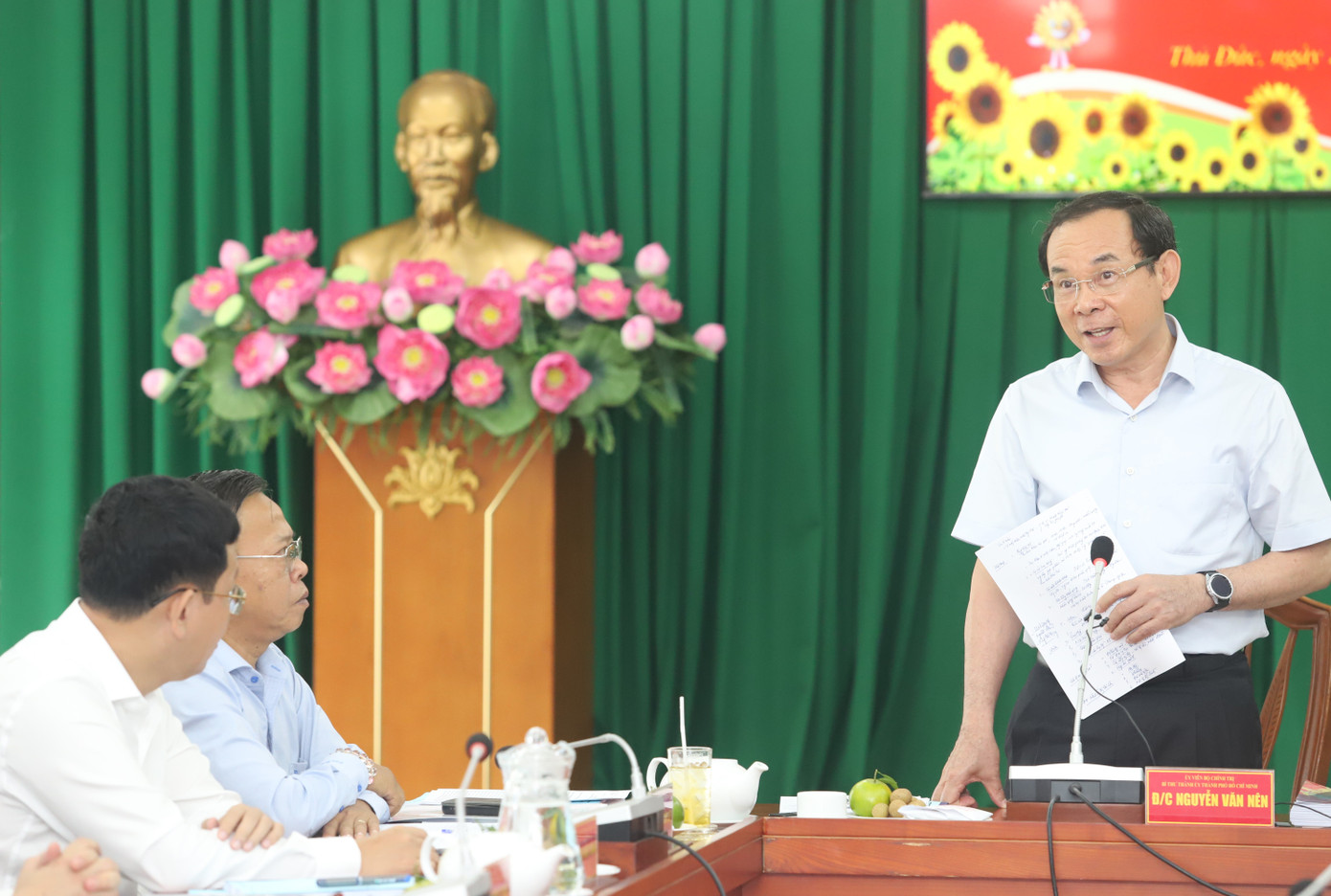 Bí thư Thành ủy TPHCM Nguyễn Văn Nên trao đổi tại buổi làm việc. Ảnh: Ngô Tùng