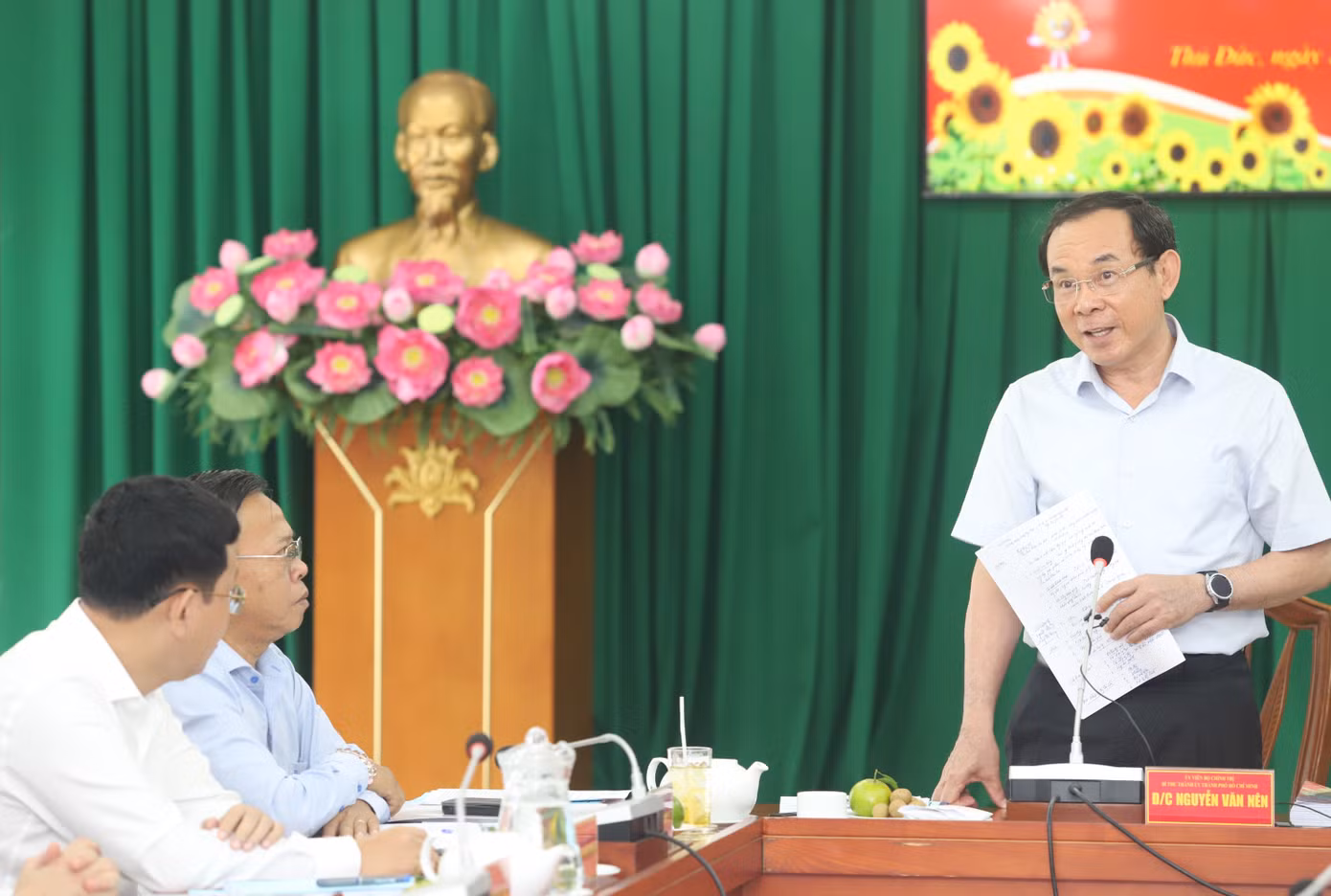 Bí thư Thành ủy TPHCM Nguyễn Văn Nên trao đổi tại buổi làm việc. Ảnh: Ngô Tùng Bí thư Thành ủy TPHCM Nguyễn Văn Nên trao đổi tại buổi làm việc. Ảnh: Ngô Tùng