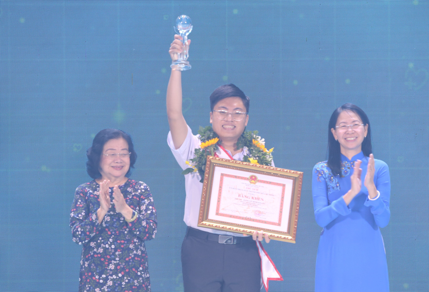 Nguyên Phó Chủ tịch nước Trương Mỹ Hoa và Bí thư Thành Đoàn TPHCM Phan Thị Thanh Phương trao bằng khen cho bạn Đặng Lê Minh Khang. Nguyên Phó Chủ tịch nước Trương Mỹ Hoa và Bí thư Thành Đoàn TPHCM Phan Thị Thanh Phương trao bằng khen cho bạn Đặng Lê Minh Khang.