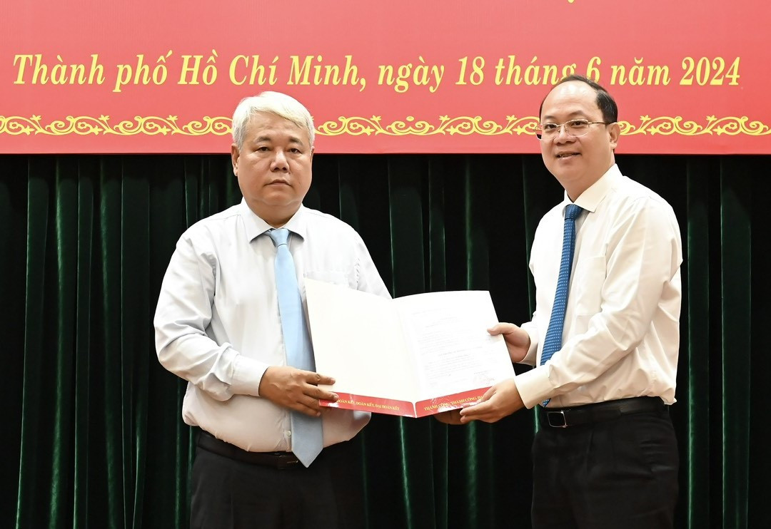 Phó Bí thư Thường trực Thành ủy TPHCM Nguyễn Hồ Hải trao quyết định cho ông Võ Khắc Thái (trái). Ảnh: SGGP