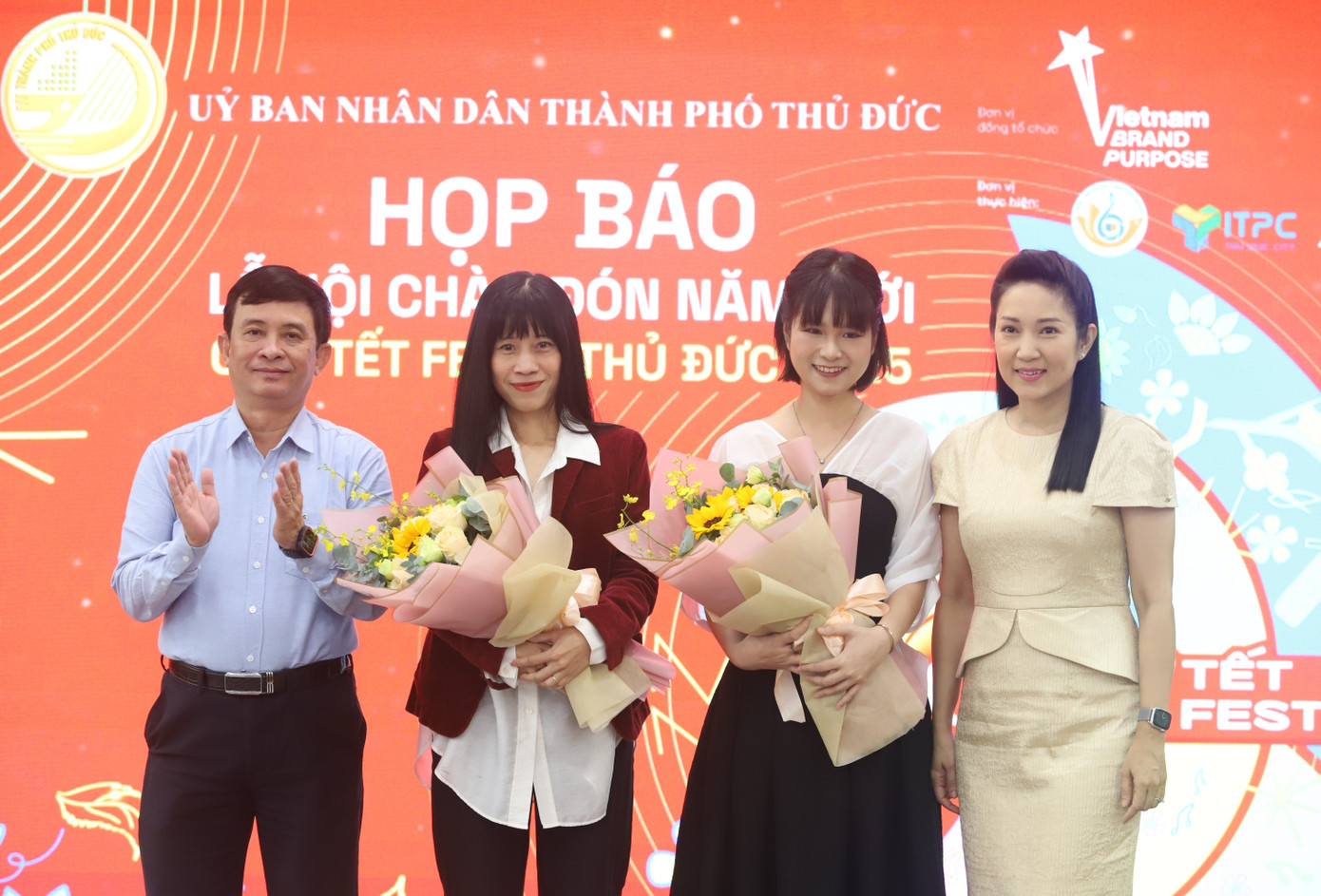 NSND Nguyễn Thị Thanh Thúy (bìa phải) - Phó Giám đốc Sở Văn hóa và Thể thao TPHCM cùng lãnh đạo TP. Thủ Đức - tặng hoa cám ơn Tiên Võ (thứ hai từ trái qua) và Nhi Nguyễn tại họp báo. Ảnh: Ngô Tùng