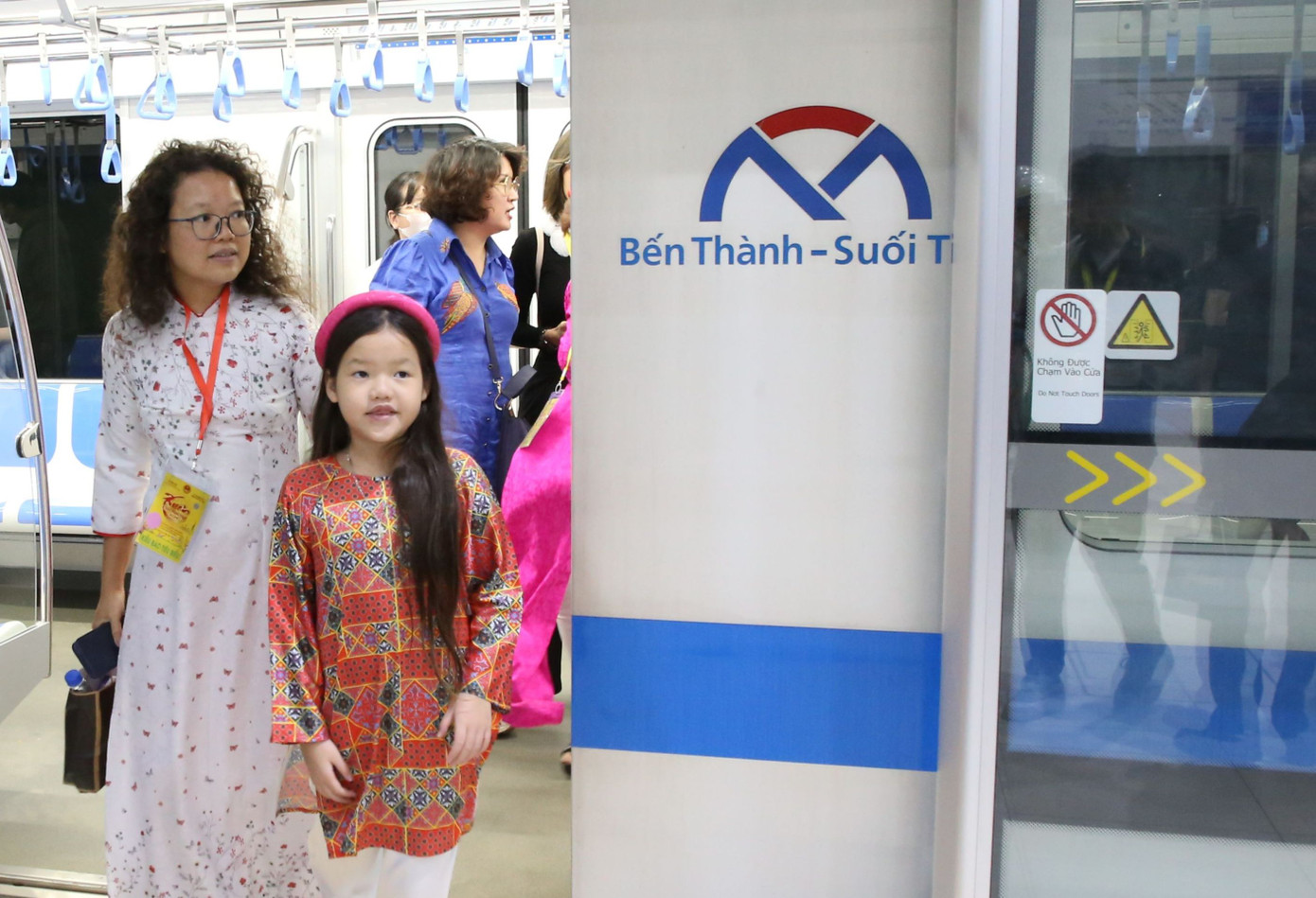 Đoàn kiều bào về nước đón Tết Nguyên đán được trải nghiệm đi tàu metro tuyến số 1. Ảnh: Ngô Tùng