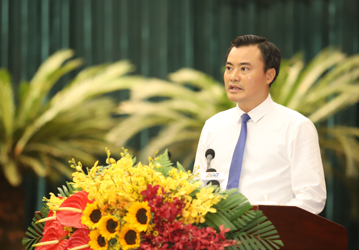 Phó Chủ tịch UBND TPHCM Bùi Xuân Cường trình bày các tờ trình của UBND TPHCM gửi HĐND TPHCM xem xét thông qua. Ảnh: Ngô Tùng