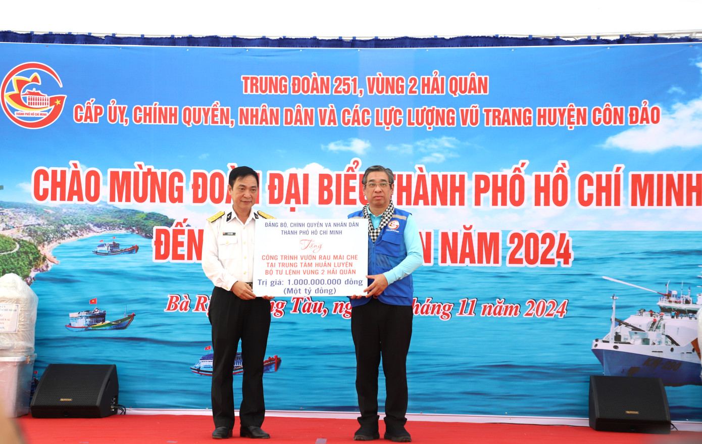 Cùng ngày, đoàn đại biểu TPHCM và Quân chủng Hải quân đã đến Trạm radar 590, Trung đoàn 251, Vùng 2 Hải quân thăm, động viên cán bộ, chiến sĩ và các lực lượng trên đảo Côn Đảo.