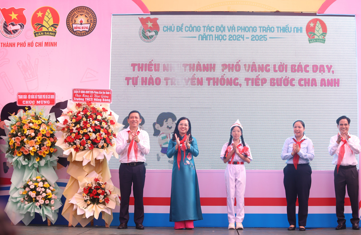 Đại diện lãnh đạo Thành ủy, Thành Đoàn, quận 5 và nhà trường thực hiện nghi thức phát động chủ đề công tác Đội và phong trào thiếu nhi năm học 2024 - 2025.