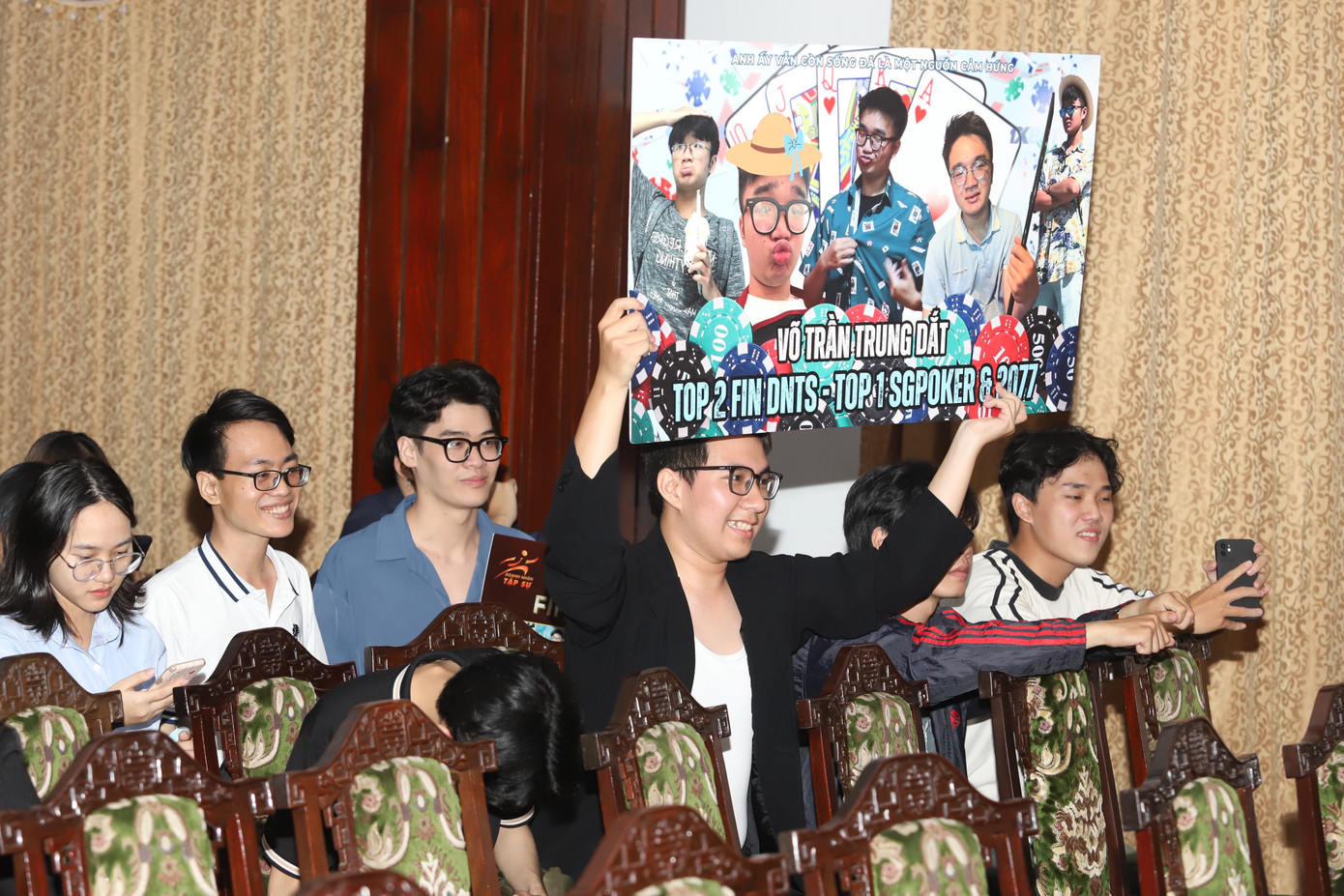 Bạn bè đến ủng hộ các thí sinh. Bạn bè đến ủng hộ các thí sinh.