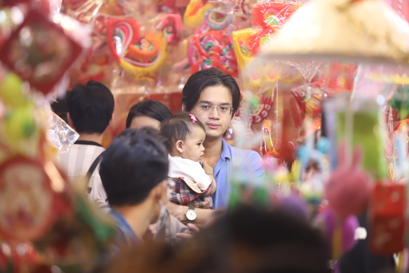 Nhiều phụ huynh đưa con em đi chơi đêm Trung thu.