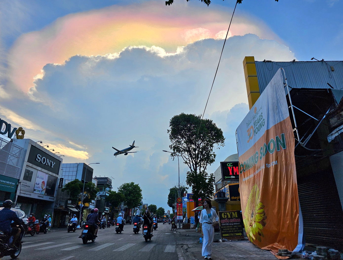 Một bạn trẻ thích thú ghi lại hiện tượng thiên nhiên hiếm gặp. Ảnh: Ngô Tùng Một bạn trẻ thích thú ghi lại hiện tượng thiên nhiên hiếm gặp. Ảnh: Ngô Tùng