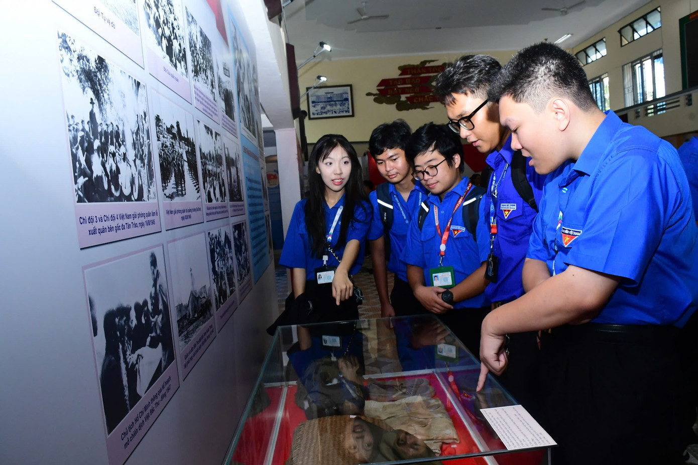 Bạn trẻ xem các hiện vật, tư liệu lịch sử.