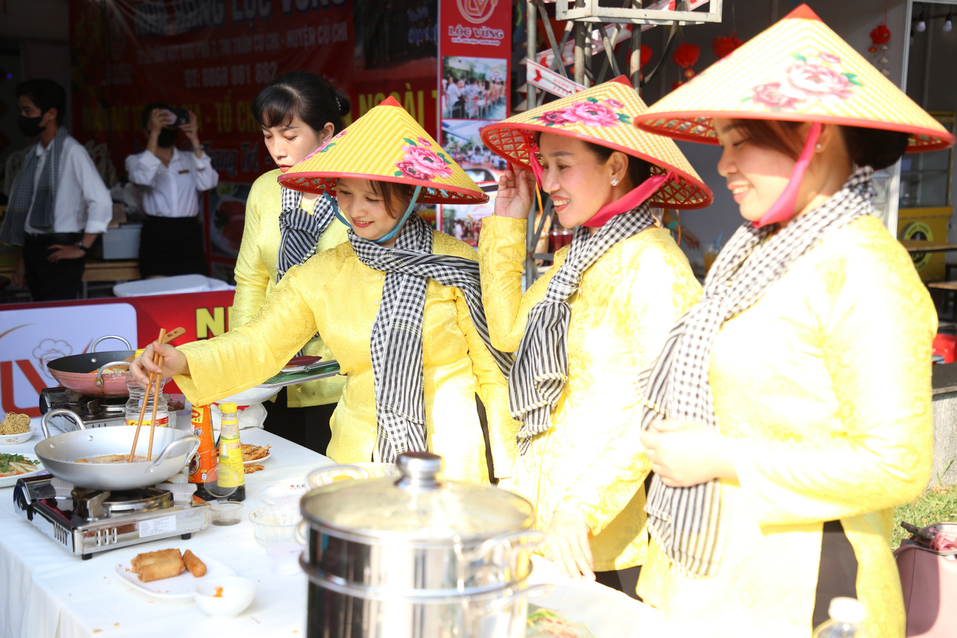 “Hương vị củ mì Củ Chi rất đặc trưng, có mùi thơm, béo, rất ngon. Củ mì có thể chế biến thành nhiều món khác nhau như mứt, hấp nước dừa, làm bánh… vốn là đặc trưng của huyện”, nữ giáo viên chia sẻ.