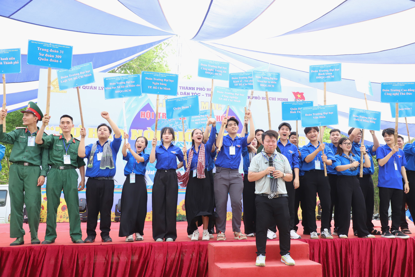 Ngay sau lễ khai mạc, các tiểu trại lần lượt tham gia phần thi tài nhảy dân vũ. Ngay sau lễ khai mạc, các tiểu trại lần lượt tham gia phần thi tài nhảy dân vũ.