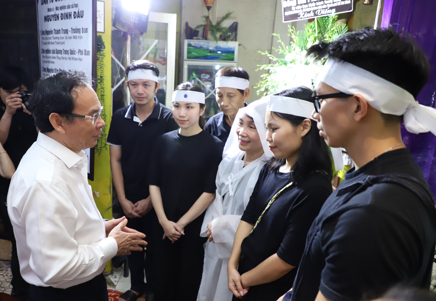 Bí thư Thành ủy TPHCM Nguyễn Văn Nên thăm hỏi, chia buồn với tang quyến. Bí thư Thành ủy TPHCM Nguyễn Văn Nên thăm hỏi, chia buồn với tang quyến.