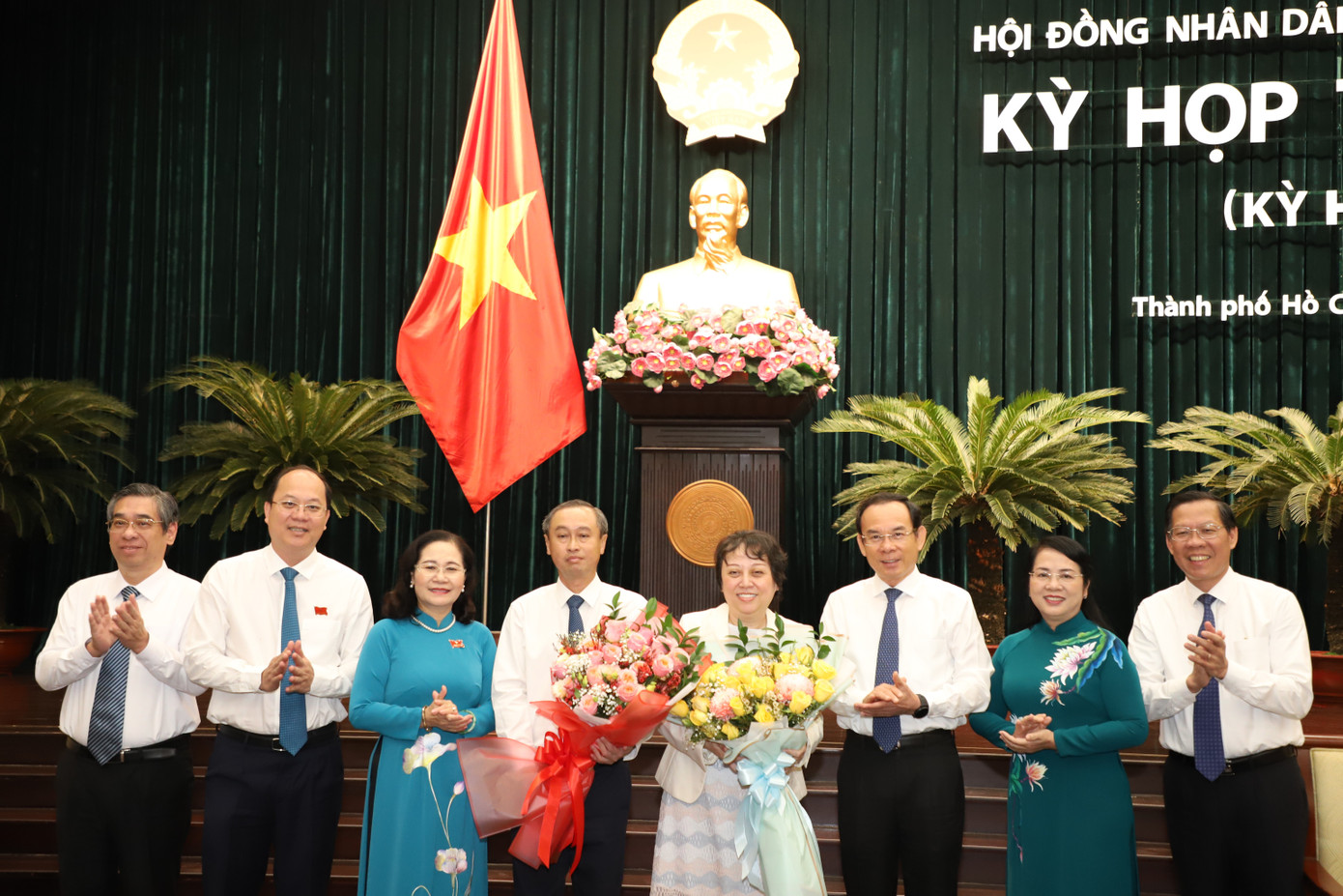 Lãnh đạo TPHCM chúc mừng các cá nhân vừa được bầu các chức danh quan trọng tại kỳ họp. Ảnh: Ngô Tùng Lãnh đạo TPHCM chúc mừng các cá nhân vừa được bầu các chức danh quan trọng tại kỳ họp. Ảnh: Ngô Tùng