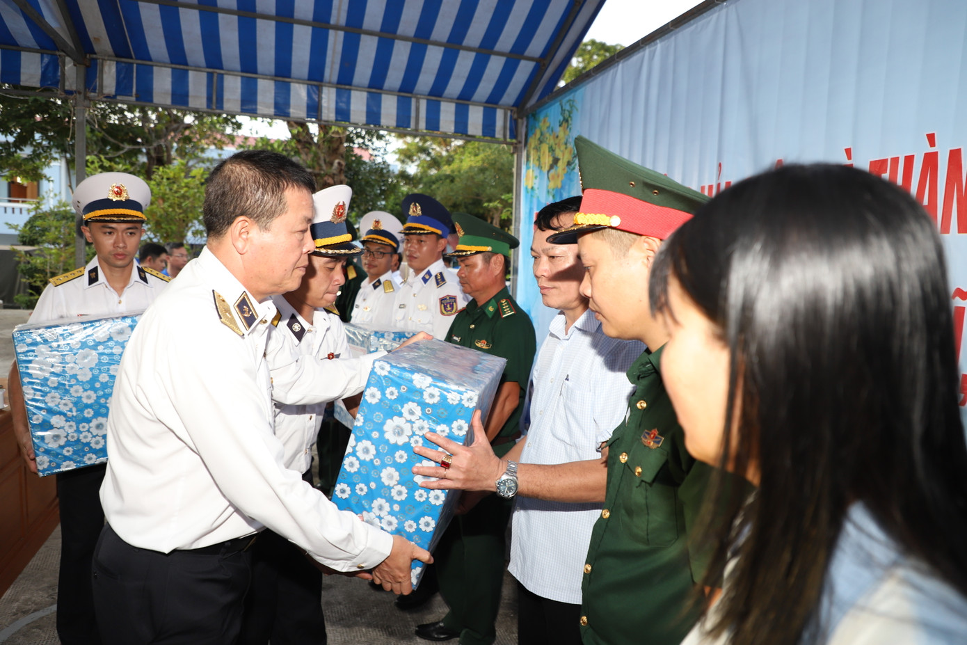 Chuẩn đô đốc Phạm Như Xuân, Phó Tư lệnh Quân chủng Hải quân – Trưởng đoàn công tác trao những phần quà tặng các lực lượng và nhân dân trên đảo Thổ Chu. Ảnh: Ngô Tùng