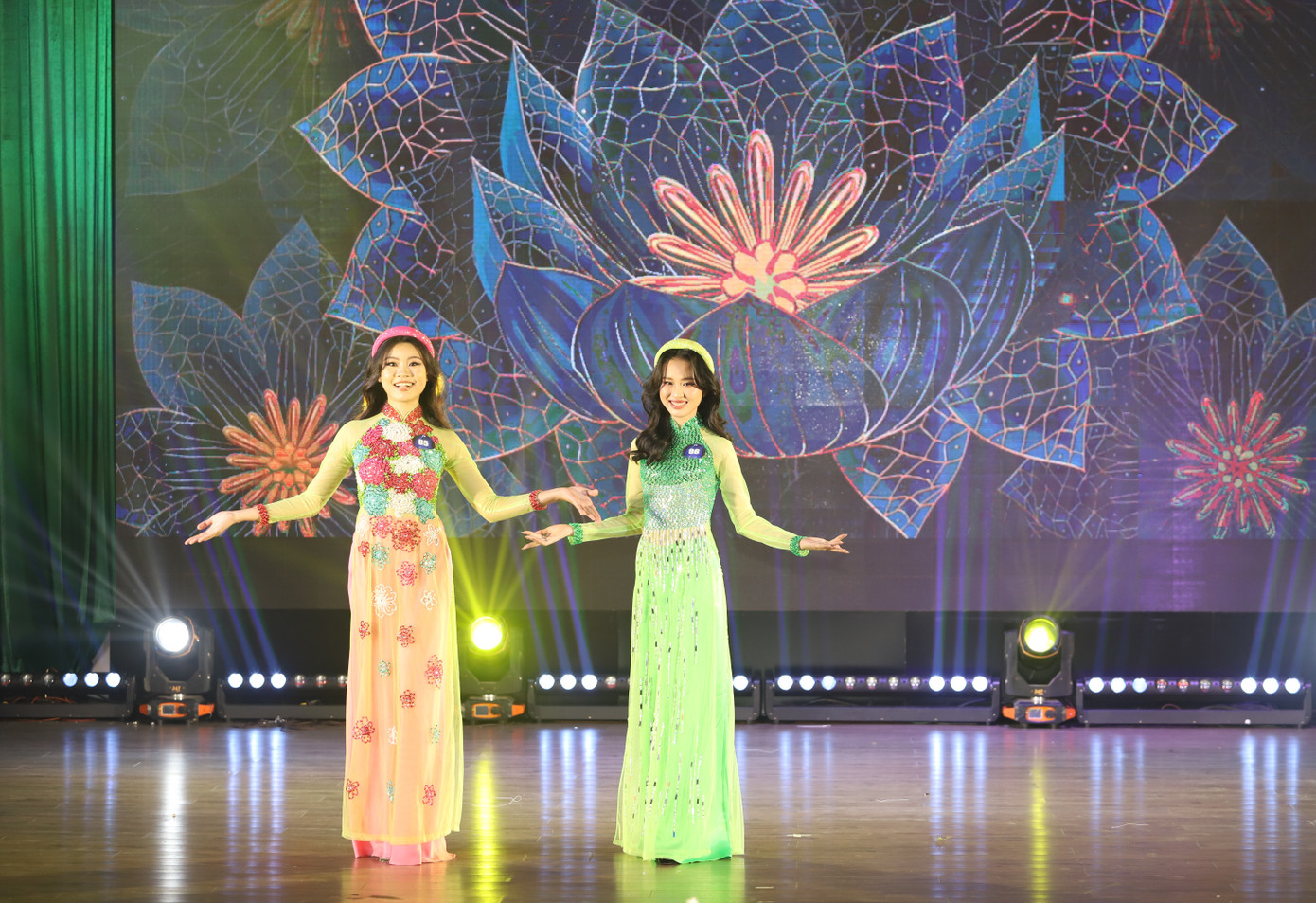 Nữ sinh duyên dáng, nền nã trong phần thi áo dài.