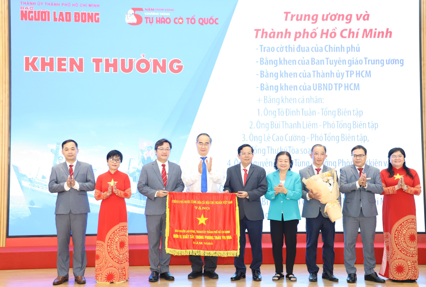 Dịp này, báo Người Lao Động được Chính phủ tặng Cờ thi đua với những thành tích nổi bật năm 2023.