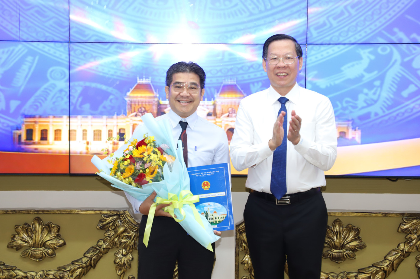 Chủ tịch UBND TPHCM trao quyết định cho ông Nguyễn Ngọc Hiển.