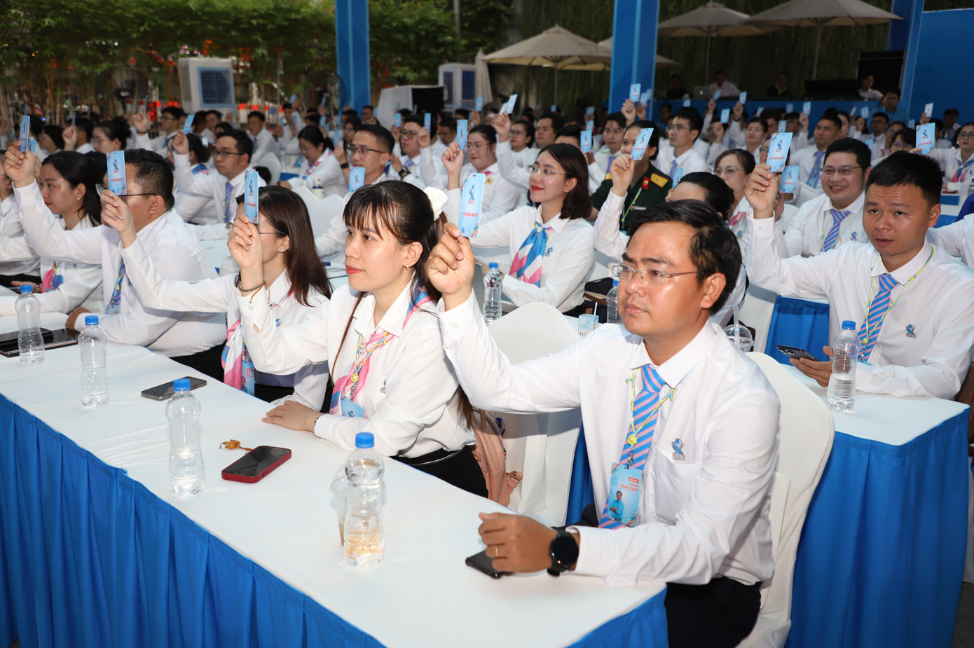 Đại biểu tiến hành biểu quyết tại đại hội. Ảnh: Ngô Tùng Đại biểu tiến hành biểu quyết tại đại hội. Ảnh: Ngô Tùng