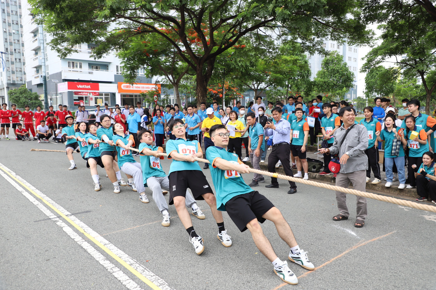 Dù thể hình, thể lực có sự khác nhau, mỗi bạn đều quyết tâm thi đấu hết mình vì màu cờ sắc áo của trường. Dù thể hình, thể lực có sự khác nhau, mỗi bạn đều quyết tâm thi đấu hết mình vì màu cờ sắc áo của trường.