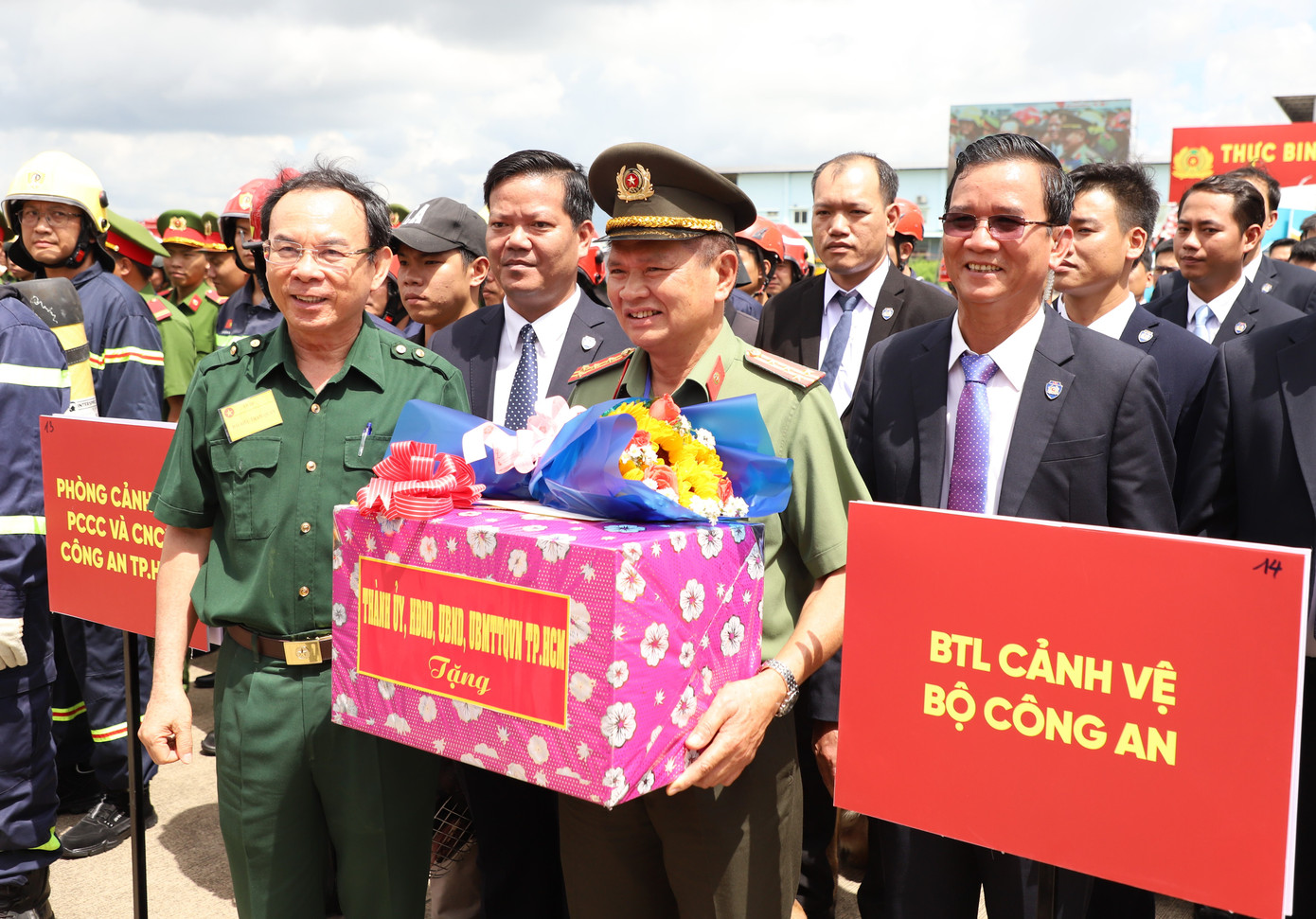 Bí thư Thành ủy TPHCM Nguyễn Văn Nên trao quà động viên, cám ơn các lực lượng tham gia diễn tập.