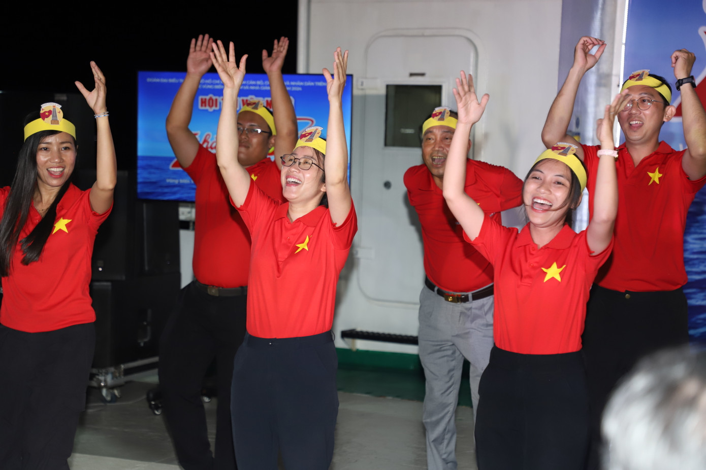 Các đội đã lần lượt thể hiện những ca khúc hát về biển, đảo Tổ quốc và thi tài nhảy flashmob.