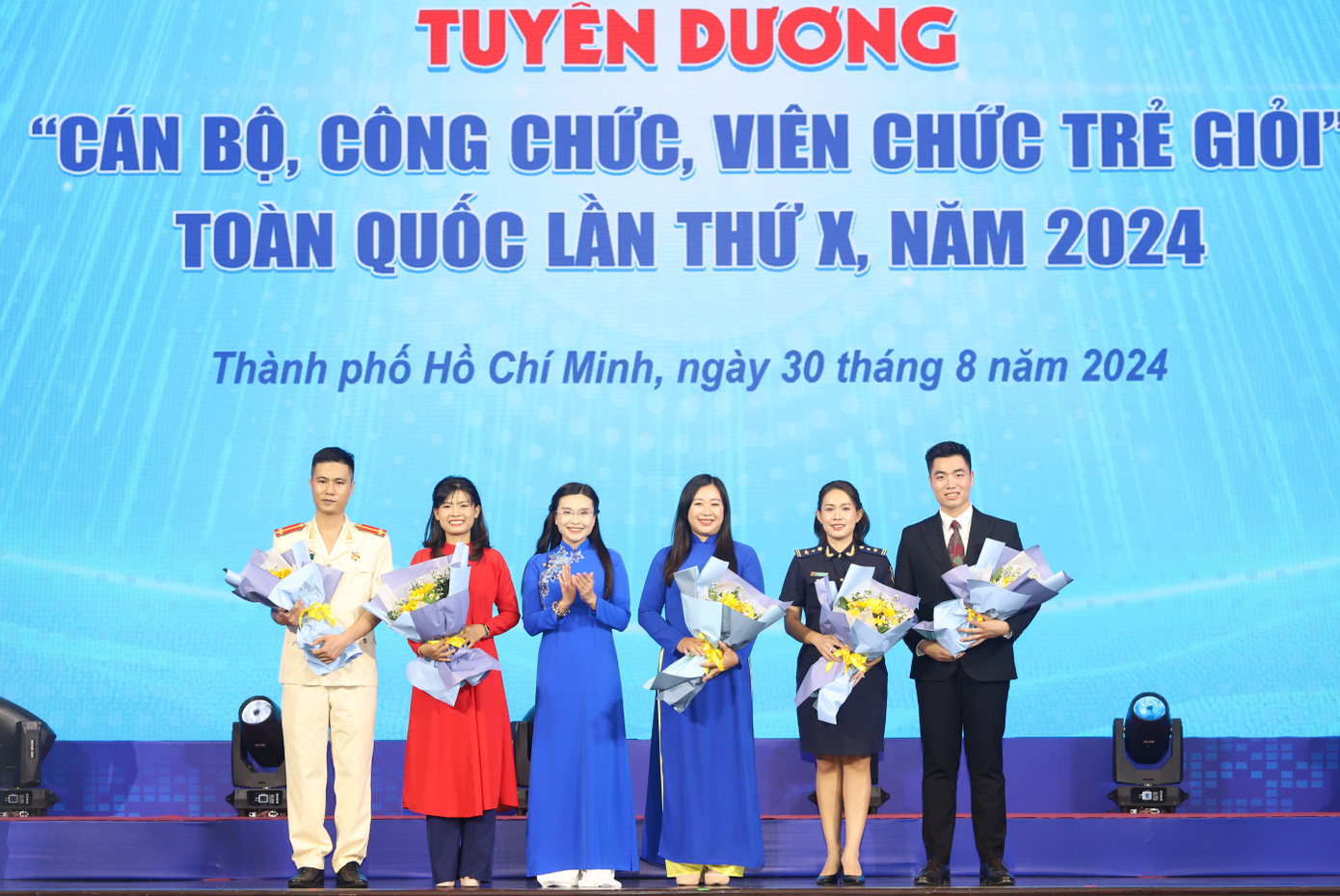 Bí thư T.Ư Đoàn Nguyễn Phạm Duy Trang tặng hoa cám ơn các bạn trẻ tham gia giao lưu tại chương trình. Bí thư T.Ư Đoàn Nguyễn Phạm Duy Trang tặng hoa cám ơn các bạn trẻ tham gia giao lưu tại chương trình.