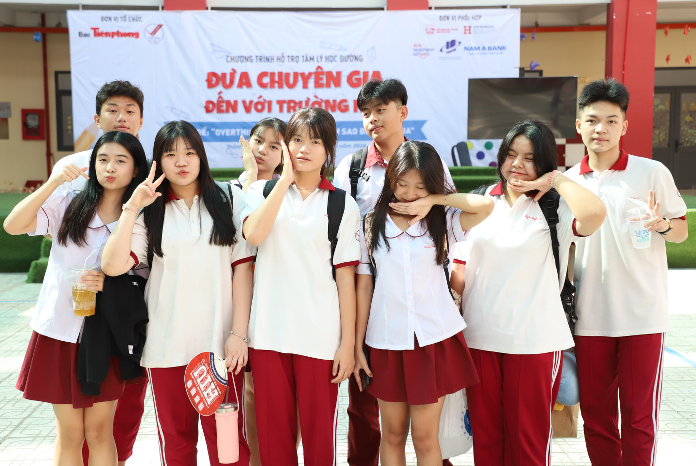 Bạn trẻ khoe nét vui tươi, năng động tại buổi ngoại khóa đầu tuần.