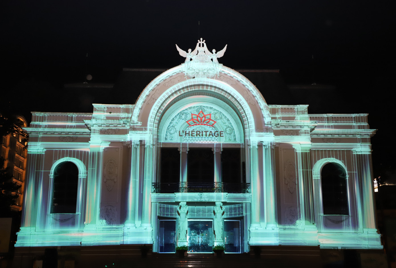 Trước đó, Sở Văn hóa và Thể thao TPHCM tổ chức trình diễn nghệ thuật mapping 3D tại Nhà hát Thành phố với chủ đề TPHCM - Những chặng đường lịch sử. Ảnh: Ngô Tùng.