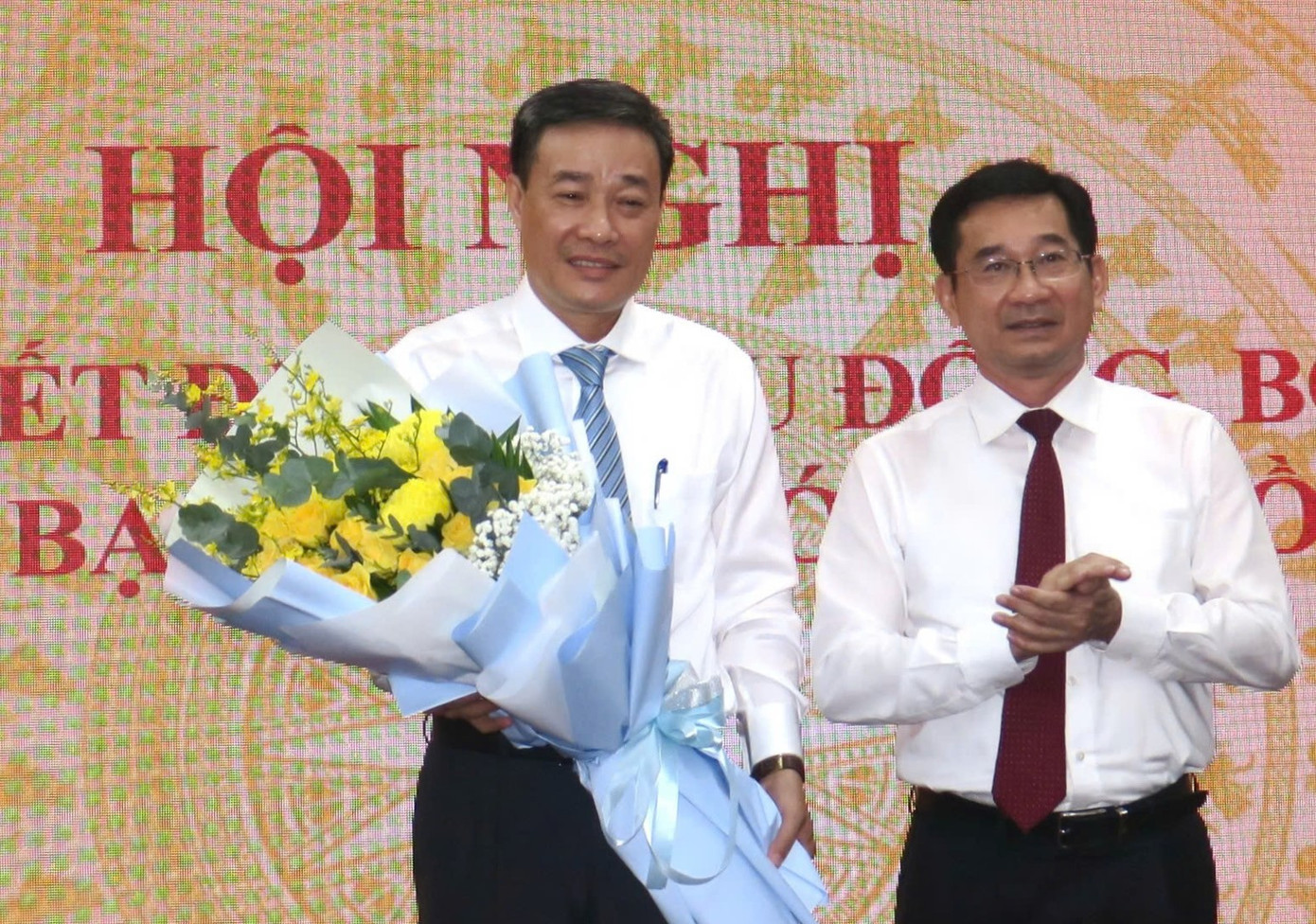 Phó Chủ tịch UBND TPHCM Dương Ngọc Hải trao hoa chúc mừng ông Lê Thanh Phương.