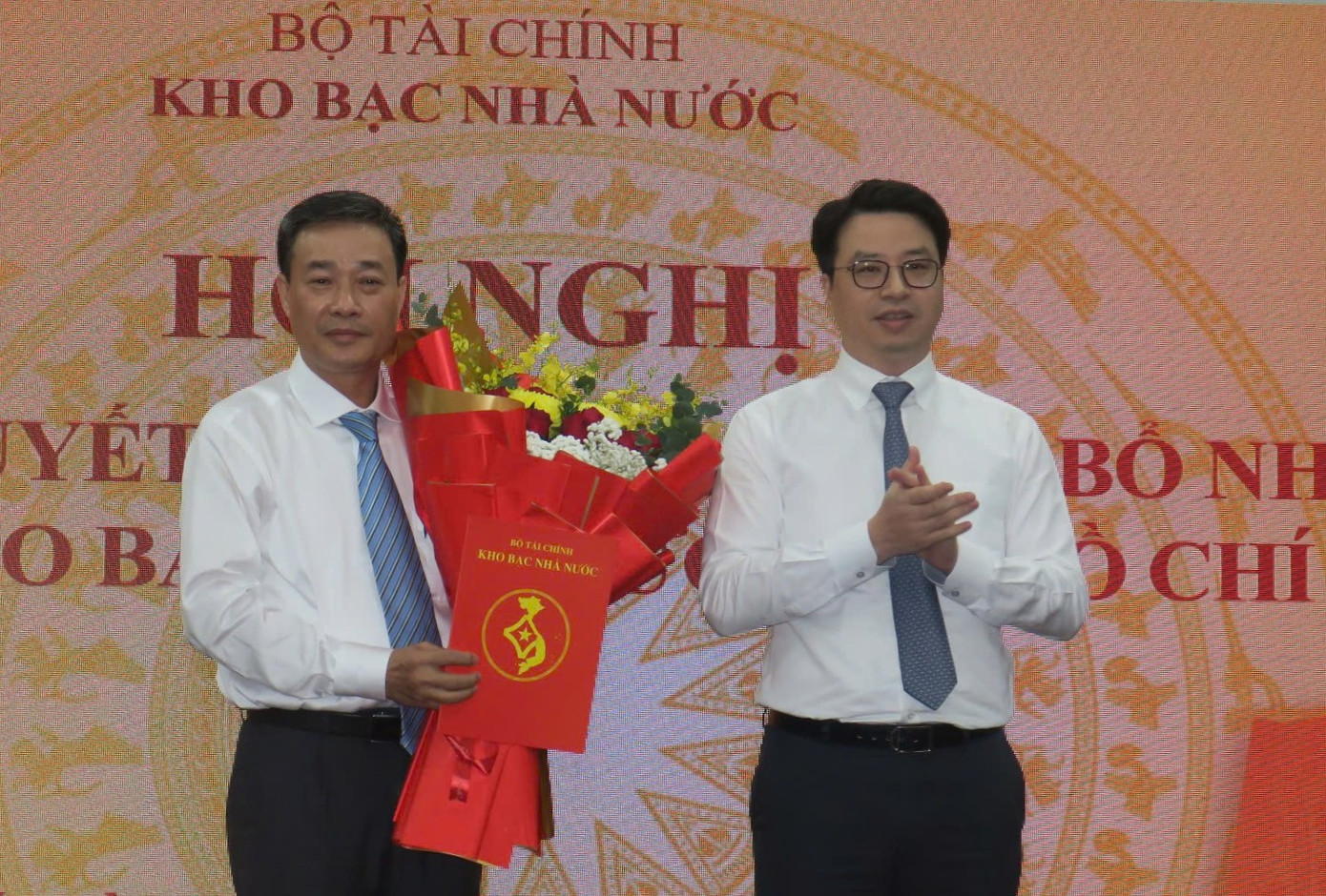 Tổng Giám đốc KBNN Trần Quân (phải) trao quyết định của Bộ Tài chính cho ông Lê Thanh Phương. Ảnh: CTV.