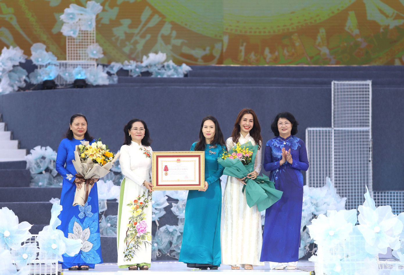 Dịp này, Nhà Văn hóa Phụ nữ TPHCM vinh dự đón nhận Huân chương Lao động hạng Ba của Chủ tịch nước.