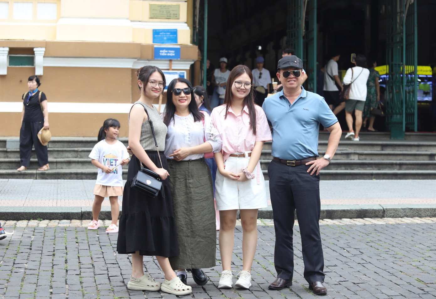 Các gia đình tranh thủ ngày nghỉ lễ đến check-in ở điểm đến nổi tiếng của ngành du lịch TPHCM. Các gia đình tranh thủ ngày nghỉ lễ đến check-in ở điểm đến nổi tiếng của ngành du lịch TPHCM.