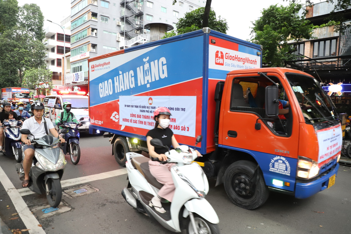 Các chuyến hàng, phương tiện lên đường chi viện vùng thiên tai.